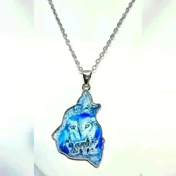 NWOT  Beautiful Wolf Necklace - Picture 1 of 3
